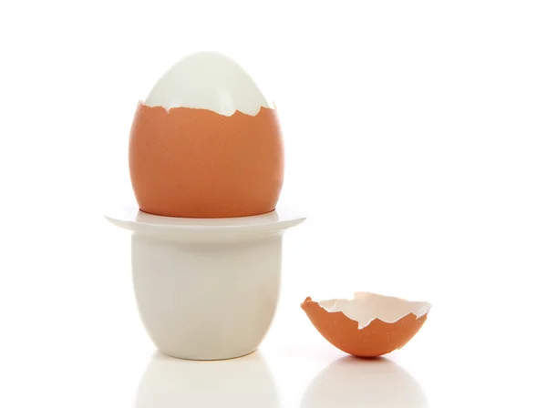 Skrelt egg i holder – stockfoto