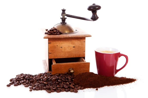 Старая деревянная кофемолка с бобами и чашкой — стоковое фото