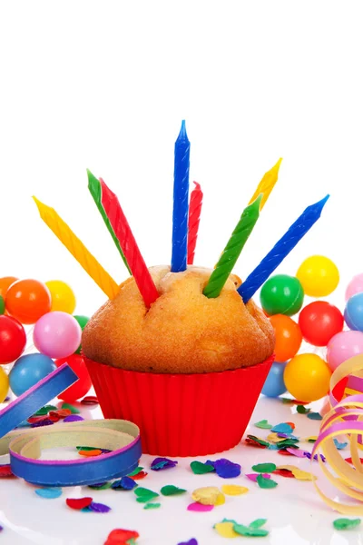 Cupcake com muitas velas e confetes coloridos — Fotografia de Stock