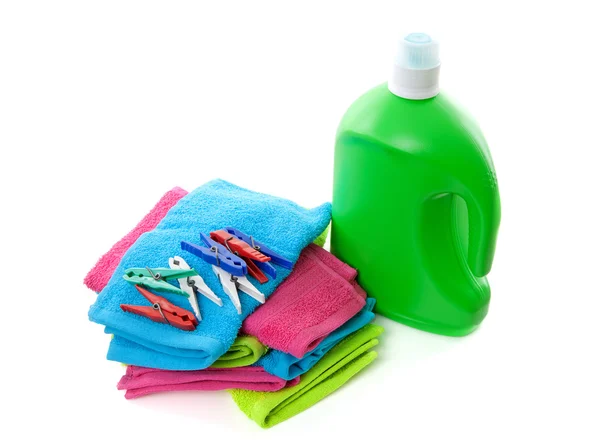 Kolorowe ręczniki składane, kołki i butelki — Zdjęcie stockowe