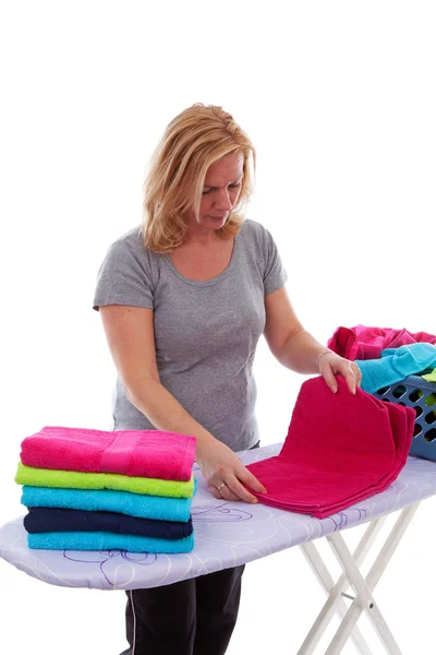 Hausfrau faltet Handtücher — Stockfoto
