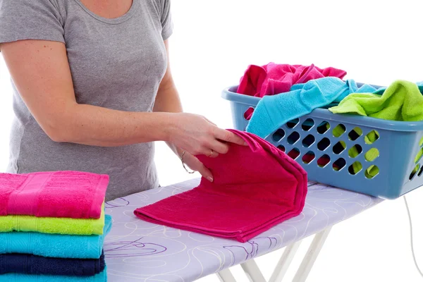 Ama de casa está doblando toallas en primer plano —  Fotos de Stock