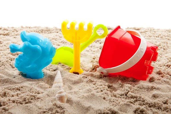 Барвисті пластикові іграшки на пляжі — стокове фото