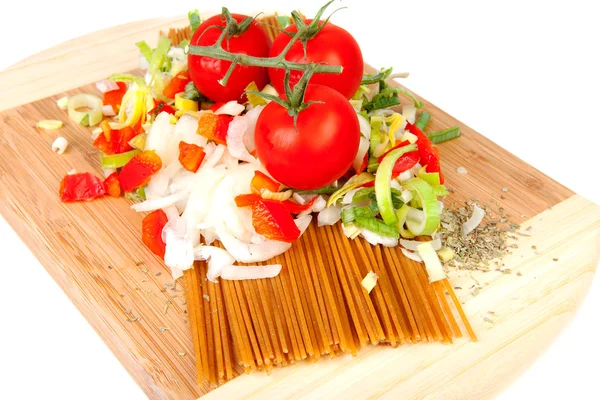 Ingredienti per spaghetti su tagliere di legno — Foto Stock