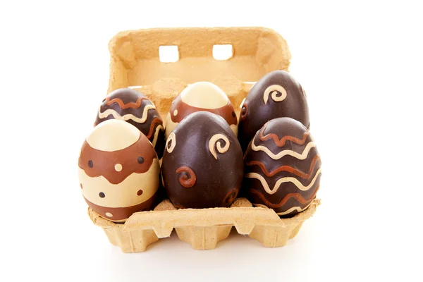 Caixa de ovo com ovos de páscoa decorados — Fotografia de Stock
