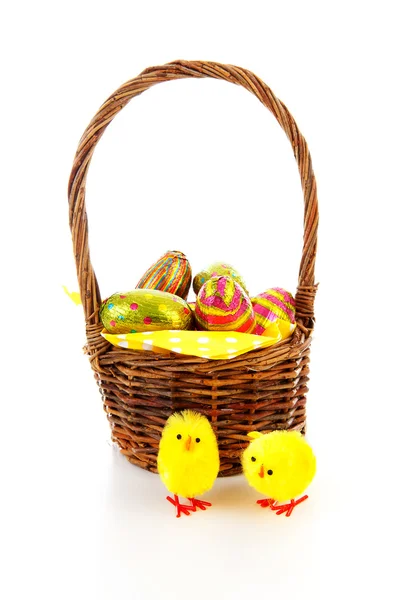 Cesta de cana com ovos de Páscoa — Fotografia de Stock