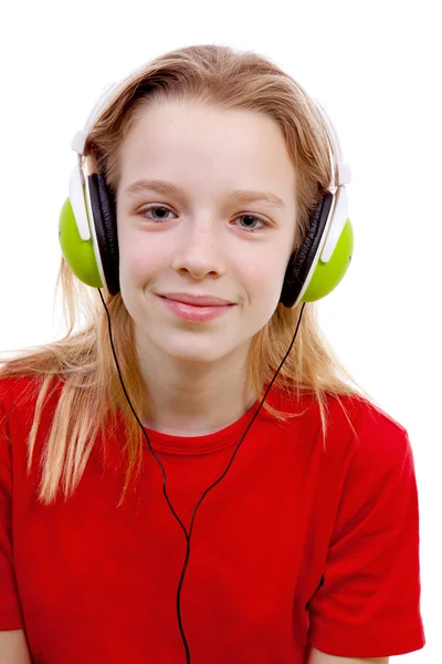 Menina está ouvindo música com fones de ouvido em — Fotografia de Stock