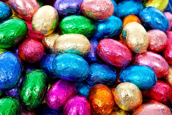 Фон разноцветных пасхальных яиц — стоковое фото