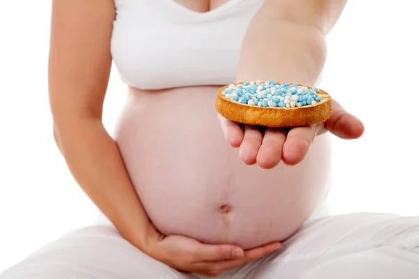 Schwangerschaftsbauch mit blauen Mäusen auf Zwieback — Stockfoto