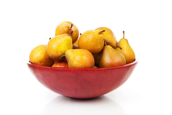 Röd skål med färska päron — Stockfoto
