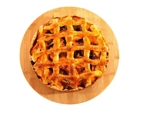 Deliciosa torta de maçã caseira em tábua de corte de madeira — Fotografia de Stock