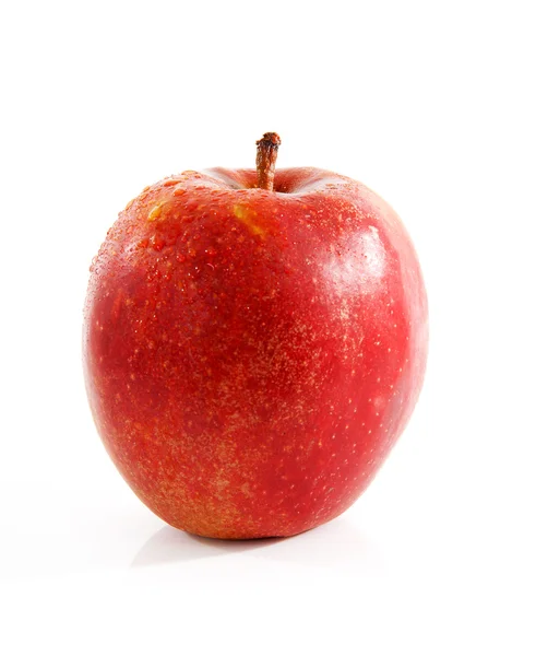 Ett rött äpple med vatten droppar — Stockfoto