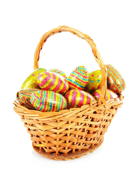 Καλάθι από ζαχαροκάλαμο με πολύχρωμα Πασχαλινά αυγά — Φωτογραφία Αρχείου