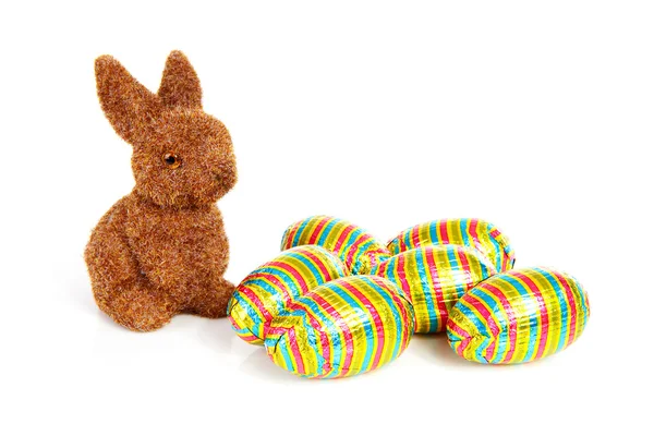 Пасхальный кролик и разноцветные яйца — стоковое фото