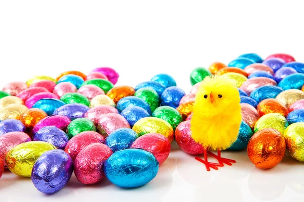Coloridos huevos de Pascua y pollo amarillo —  Fotos de Stock