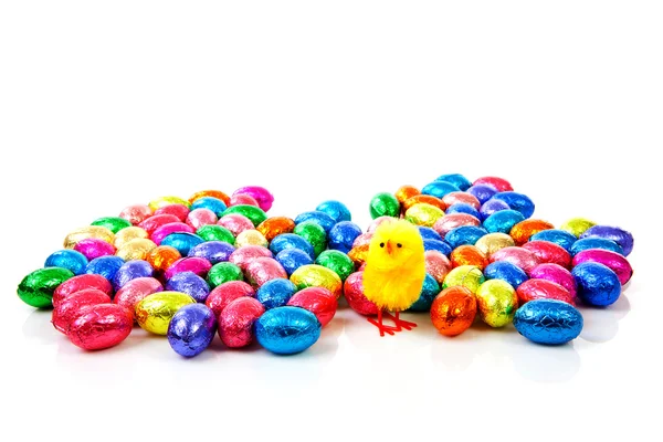 Barevné velikonoční vajíčka a žluté kuře — Stock fotografie