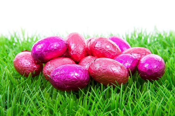 Pink chocolate easter eggs on grass — Stock Photo, Image