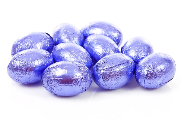 Huevos de Pascua de chocolate morado en primer plano — Foto de Stock