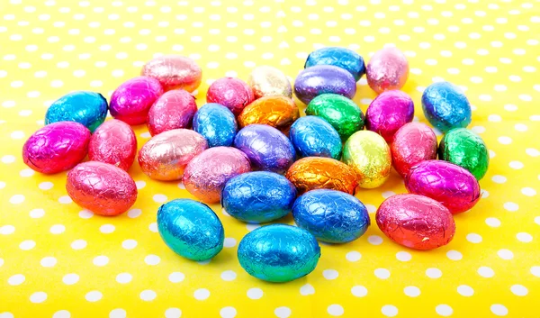 Coloridos huevos de Pascua en servilleta punteada amarilla —  Fotos de Stock