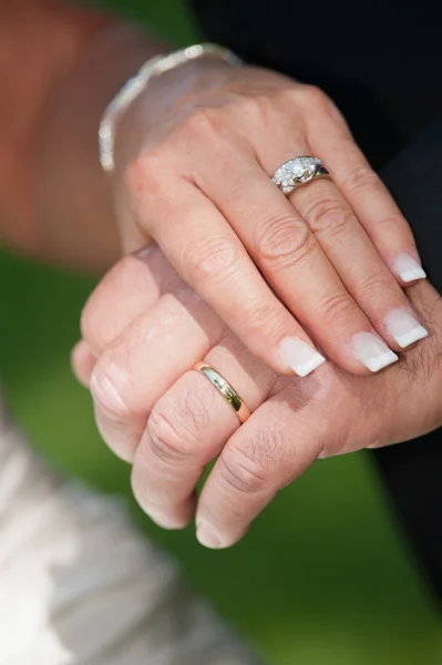 แหวนแต่งงานบนเจ้าสาวและเจ้าบ่าว — ภาพถ่ายสต็อก
