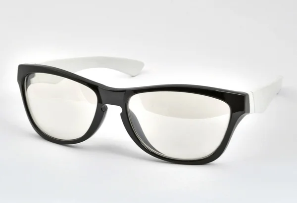 Kacamata modern dengan refleksi di atas latar belakang putih — Stok Foto