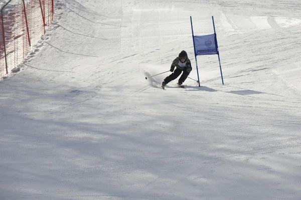 Dětské sjezdové lyžování — Stock fotografie