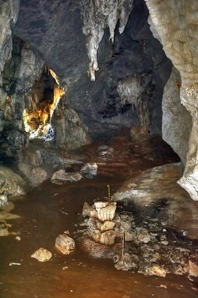 Вапнякове печера, Лаос — стокове фото