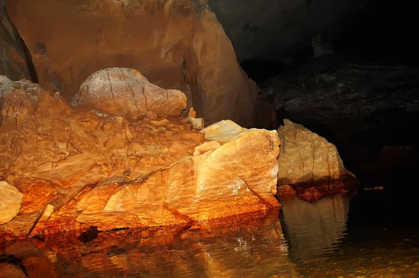 Jaskini wapiennej, laos — Zdjęcie stockowe