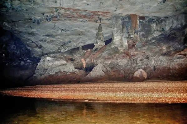 石灰岩洞、 老挝 — 图库照片