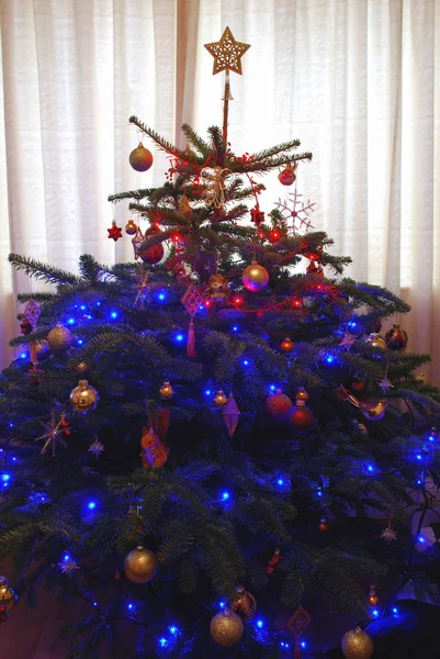 カラフルな光のクリスマス ツリーの詳細 — ストック写真