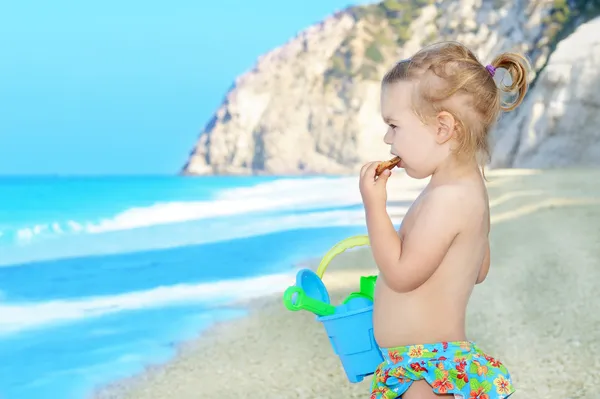 Счастливый ребенок на пляже — стоковое фото
