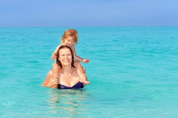 彼女の母親とビーチで幸せな子供 — ストック写真