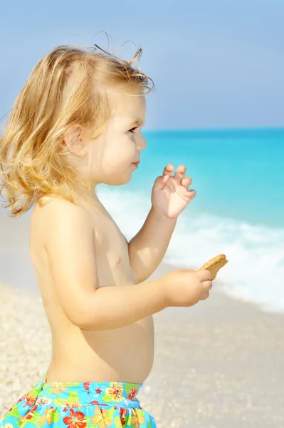 Ευτυχισμένο παιδί στην παραλία — Φωτογραφία Αρχείου
