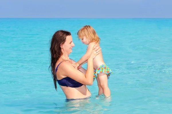ビーチで彼女の娘と一緒に幸せな母 — ストック写真