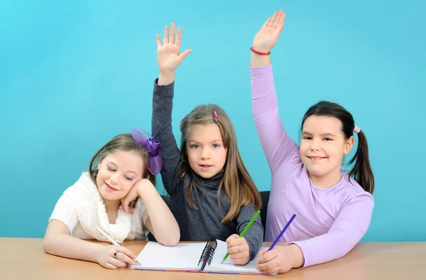 Trzy dziewczyny szczęśliwy robią ich pracy szkoły — Zdjęcie stockowe