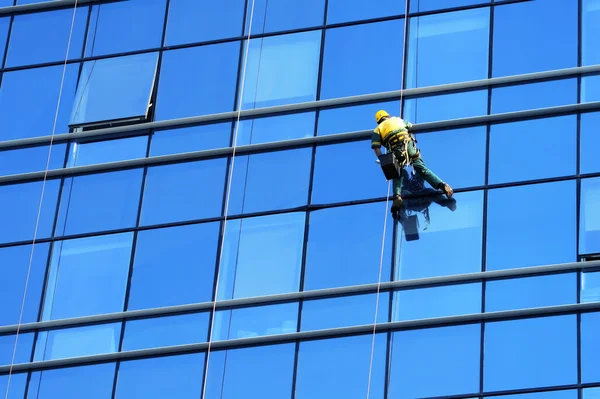 Podkładki umyć okna nowoczesny wieżowiec — Zdjęcie stockowe