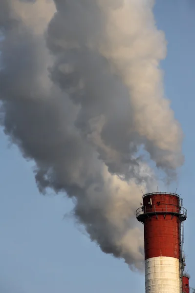 Nuvem tóxica da chaminé industrial — Fotografia de Stock