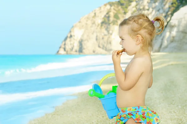 Szczęśliwe dziecko na plaży — Zdjęcie stockowe