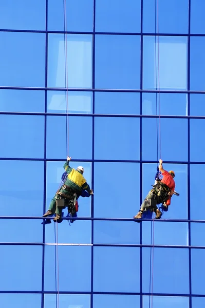 Groupe de rondelles laver la façade en verre — Photo