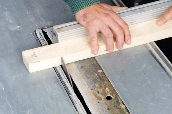 Schreiner schneidet Holz mit der Elektrosäge — Stockfoto