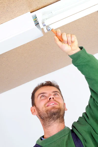 Elektricien vaststelling plafondlamp — Stockfoto