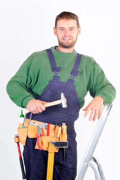 Skutečné carpenter, stojící na žebříku — Stock fotografie