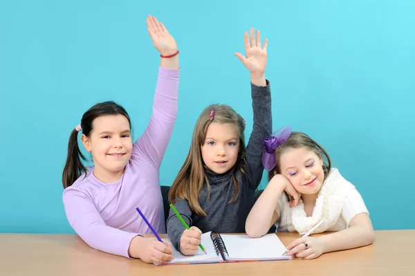 Tři šťastné holky dělají jejich školní práce — Stock fotografie