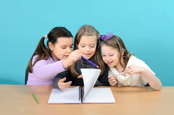 Tři šťastné holky dělají jejich školní práce — Stock fotografie
