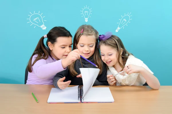 Okul işlerini yaparken üç mutlu kız — Stok fotoğraf