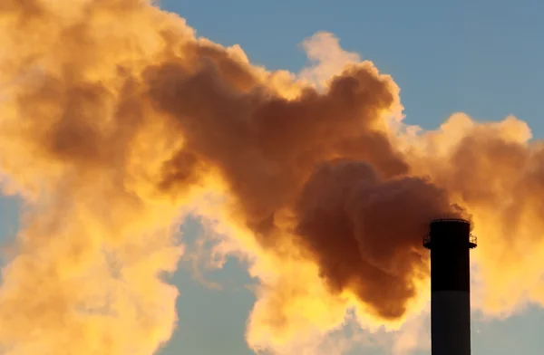 Nuvem tóxica da chaminé industrial — Fotografia de Stock