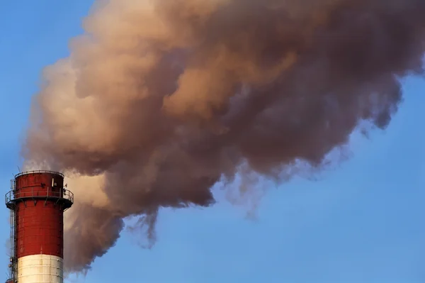 Giftiga molnet från industriella skorsten — Stockfoto