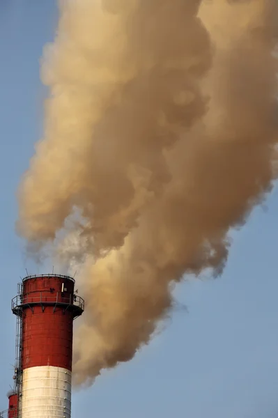 Giftige Wolke aus Industrieschornstein — Stockfoto