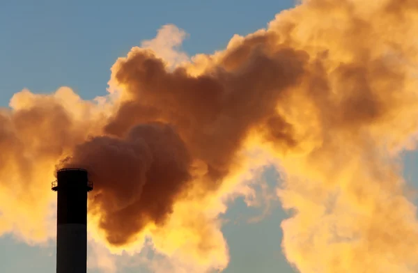 Toxic cloud from industrial chimney — Stock Photo, Image