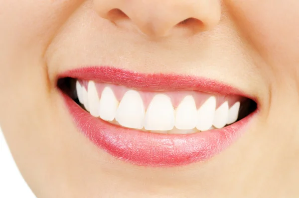 Mulher sorridente com grandes dentes brancos saudáveis — Fotografia de Stock